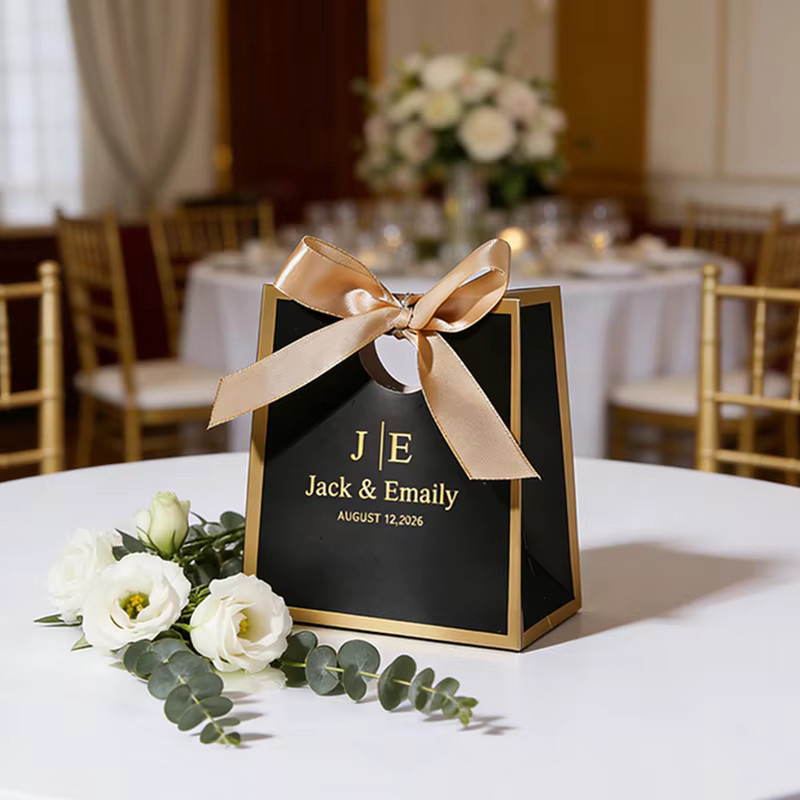Individuelle Hochzeitsgeschenkboxen aus Papier mit goldenem Stempel und Satinband in Schwarz und Gold - Bild 1