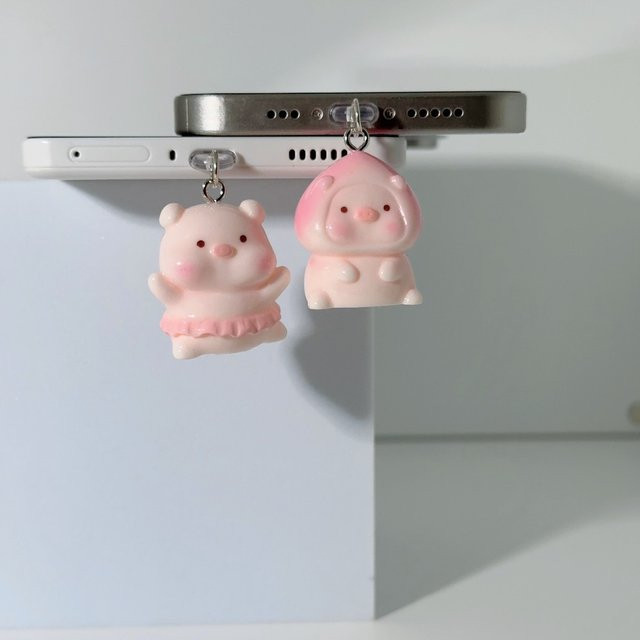 Pfirsich Schwein Staubschutzstecker für USB-C Ladeport mit Telefonkette und Anhänger in Pink - Bild 1