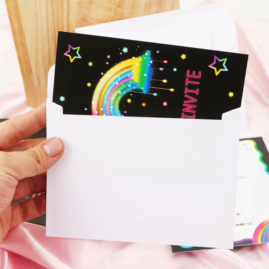 12-teiliges Set Geburtstagseinladungen mit Regenbogen- und Sternenmotiv, inklusive Kratzaufklebern und Umschlägen in Multicolor - Bild 4