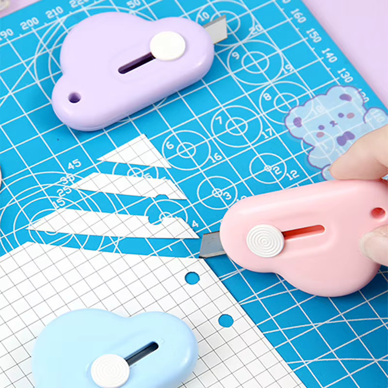 Mini-Multifunktions-Kunstmesser in Pink mit ausziehbarer Schere, Brieföffner und Paketöffner aus Kunststoff - Bild 2