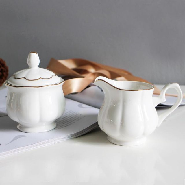 Kaffeehaus-Set aus Knochenporzellan mit Zuckerdose, Milchkännchen und Goldrand von Yiran Furniture in Weiß und Gold - Bild 1