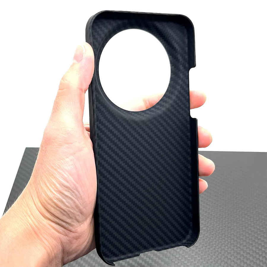 Ultraleichte Carbon-Faser-Hülle für Xiaomi 17 Ultra in Schwarz mit Linsenschutz und Aramid-Kevlar Rückseite - Bild 3