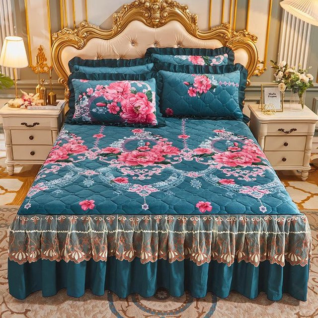 Gestepptes Bettwäsche-Set aus Kristall-Samt mit Spitze und Bettrock in Milch-Samt, Farbe: Weiß oder Blau, B/H: 180 x 220 cm - Bild 1