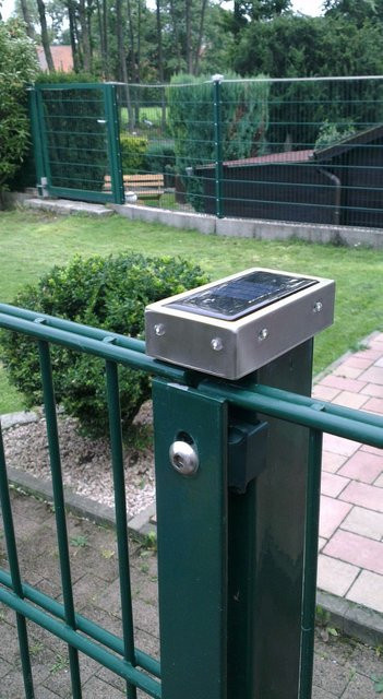 POWERTEC GARDEN LED Zaunabdeckung aus Edelstahl mit Solarbetrieb und Dämmerungssensor, 2er Set, Silber - Bild 1