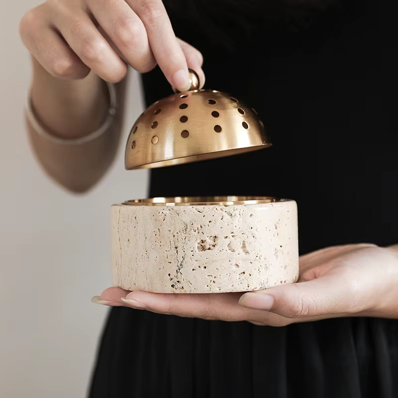LA TROUVAILLE Travertin Mabkhara Räuchergefäß aus Naturmarmor in Beige mit Messingabdeckung, B/T/H: 10,0 x 7,5 x 7,5 cm - Bild 2