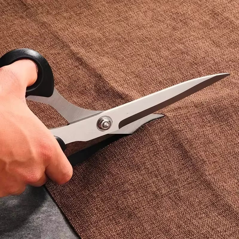 Professionelle Schneiderschere aus Edelstahl in Schwarz mit ergonomischem Griff für DIY-Nähprojekte und Bastelarbeiten - Bild 3