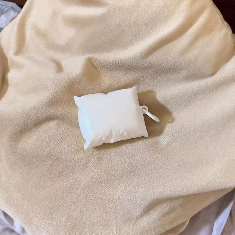 Silikon Schutzhülle im kreativen Kissen-Design für Apple AirPods Pro und AirPods 4 in Weiß - Bild 2