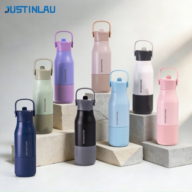 JUSTINLAU Isolierte Sportflasche aus Edelstahl 304 mit Hängegriff und Becherhülle, Thermobecher mit Strohhalm, 700 ml, Weiß und Schwarz - Bild 1