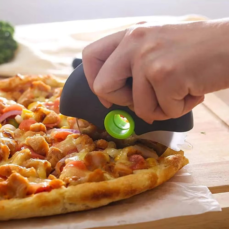 Pizzaschneiderrad aus Edelstahl mit schützender Klingenabdeckung in Schwarz für Pizza, Brot und Gebäck - Bild 2