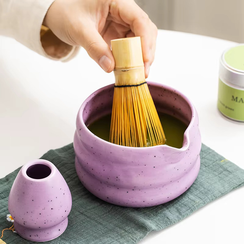 Japanisches Matcha-Teeset in Lila mit Keramikschale und Bambusbesen Chasen für die traditionelle Teezeremonie - Bild 3