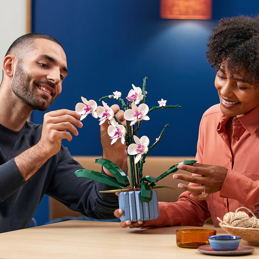 LEGO Icons Orchidee 10311 Dekoration in Weiß, Rosa, Blau und Braun - Bild 7