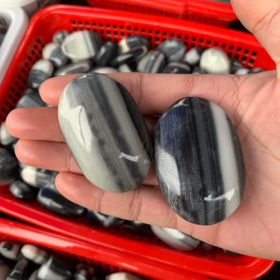 CrystalHola Tai-Chi-Stein Palmenstein in Schwarz und Weiß mit unregelmäßigen Streifen im Boho-Stil als Naturstein für deine Heimdekoration - Bild 2
