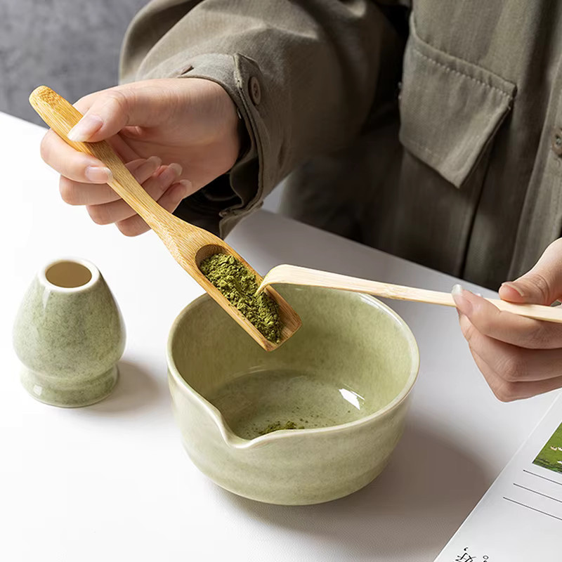 Japanisches Matcha Tee-Set aus Keramik und Bambus in Grün mit Schüssel, Schneebesen, Sieb und Teelöffel - Bild 2