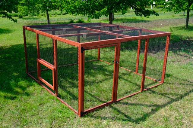 EZ Chicken Home Hühnerauslauf in Rot mit Holz und Metallgeflecht, 8,76 m² - Bild 1