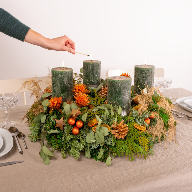 Premium Adventskranz Green Santa von Blume2000, Tisch-Adventskranz in Grün und Orange, rund mit Kerzenhalterung, Durchmesser: 45,0 cm, Höhe: 5,0 cm - Bild 1