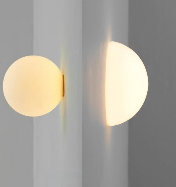 Khelse Nordic LED Wandlampe mit milchweißem Glaskugel-Schirm in Weiß und Gold/Messing - Bild 1
