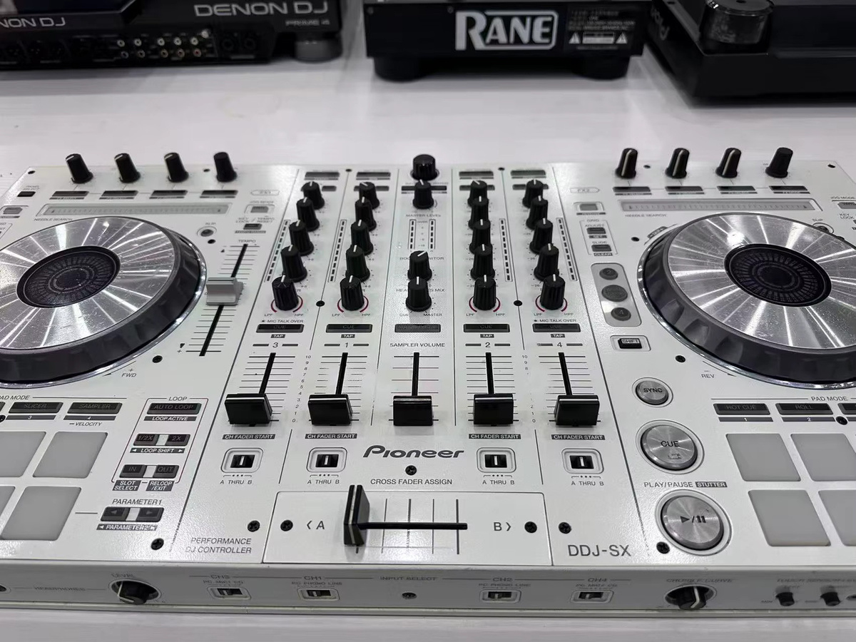 Pioneer DDJ-SX Weißer Digitaler Serato DJ Pro Vierkanaliger DJ-Controller - Bild 3