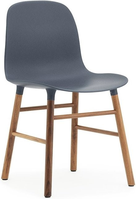 Normann Copenhagen Form Stuhl mit Holzgestell und blauem Stoffbezug - Bild 1