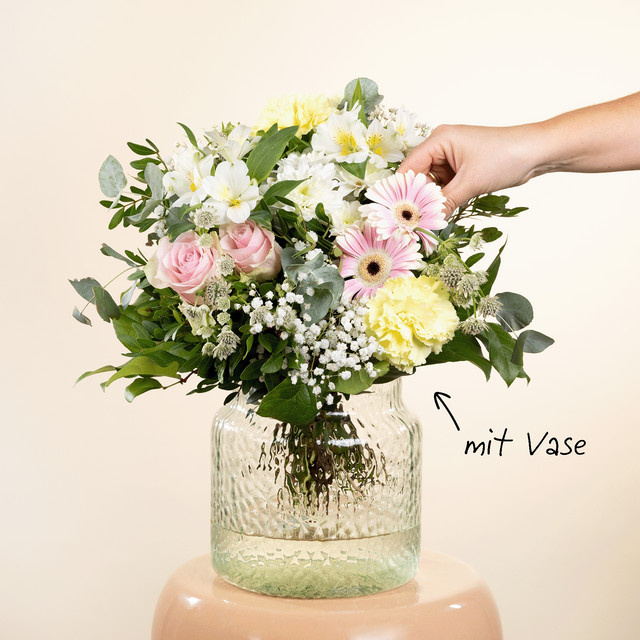 Blume2000 Blumenarrangement mit gemischten Rosen, Chrysanthemen und Nelken in weißer Glasvase, Größe M - Bild 1