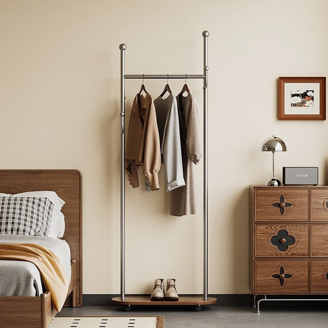 LIUSHADUOLA Garderobe im Mittelalter-Stil aus Massivholz und Metall in Weiß und Silber - Bild 1