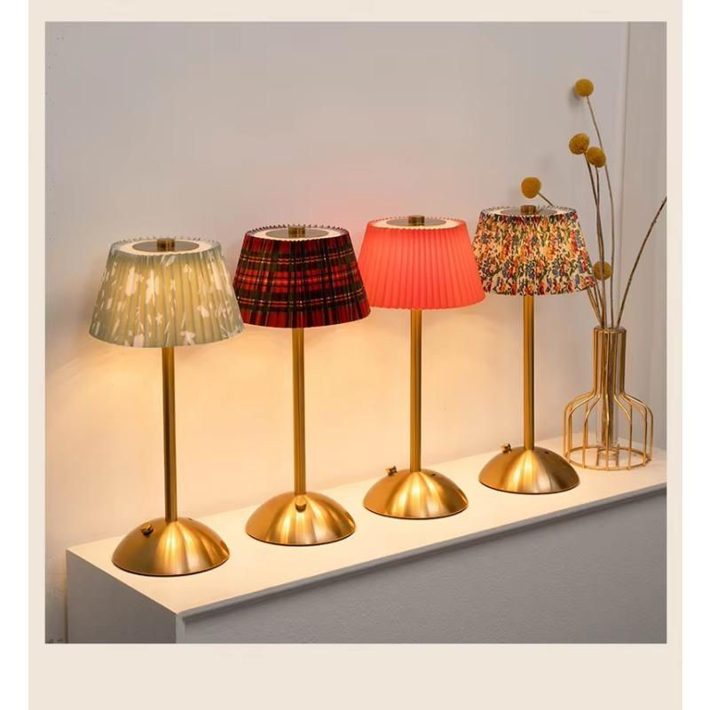 Wiederaufladbare LED-Tischleuchte von Fantastic House aus Metall und Stoff in Grün mit Gold/Messing, dimmbar und kabellos mit Touch-Funktion - Bild 3
