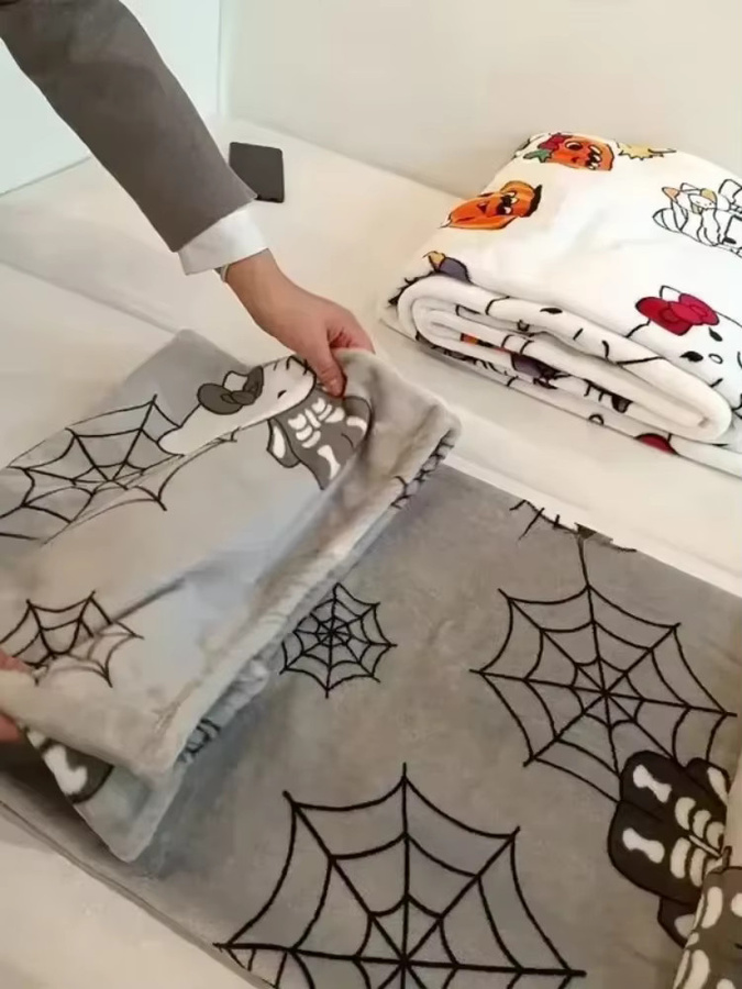 Sanrio Hello Kitty Decke aus Flanell-Samt mit Halloween-Motiv, weiche Steppdecke für Kinder und Raumdekoration - Bild 3