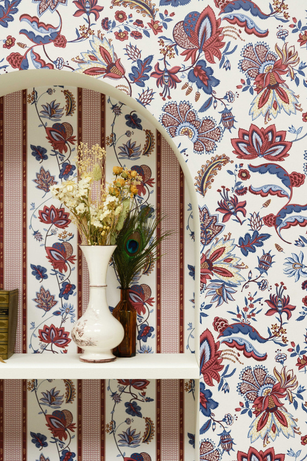 Quenin Tapete Constance in Griotte mit floralem Botanik-Design und Vlies-Struktur - Bild 1