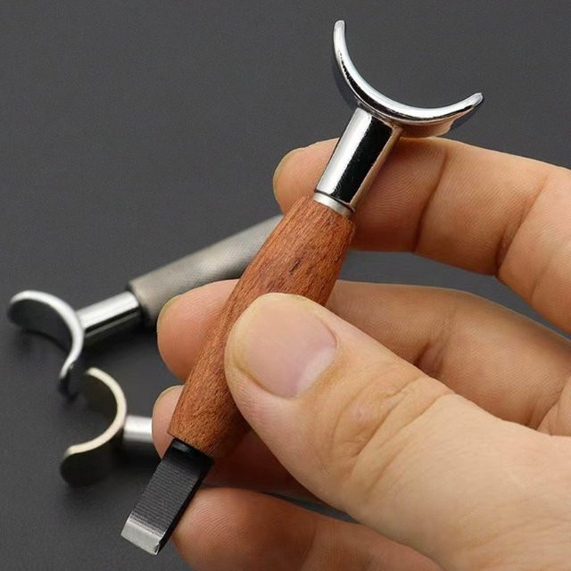 Handgefertigtes Drehmesser für Lederschnitzerei mit Birnenholzgriff und Edelstahlklinge zur höhenverstellbaren Bearbeitung - Bild 1