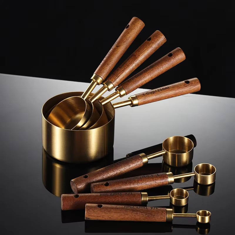 4-teiliges Messbecher-Set aus Edelstahl von AJOYOUS in Silber und Gold mit Messlöffeln und Messbechern für deine Küche - Bild 2
