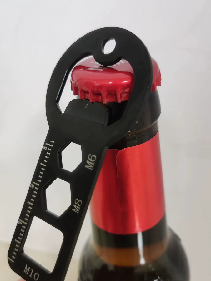 Multifunktionales EDC-Schlüsselanhänger-Werkzeug von RuilingAuto Store aus Edelstahl in Schwarz mit Flaschenöffner, Inbusschlüssel (M6/M8/M10), Lineal und Sicherheitsgurt-Schnalle - Bild 1