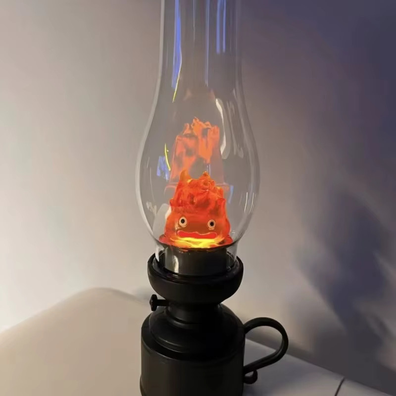 Calcifer Vintage Nachtlicht als dekorative Cartoon Anime Flammenlose Tischlampe in Schwarz mit warmweißem Licht - Bild 3