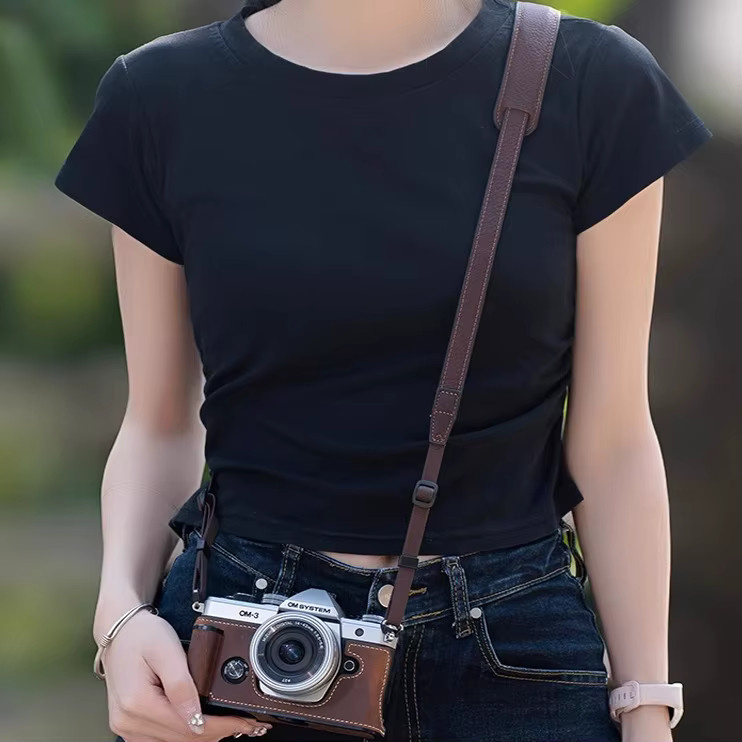 Aozhixin Handgefertigte Kameratasche aus echtem Leder für Olympus OM3 in Grün mit Schultergurt - Bild 4