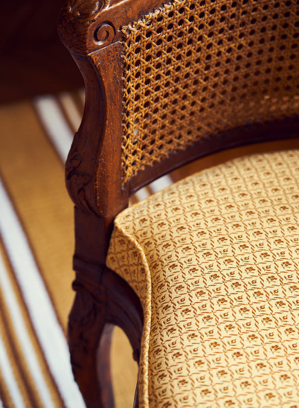 Quenin Stoff Myosotis Doré mit floralem Muster in Gold und Beige - Bild 2