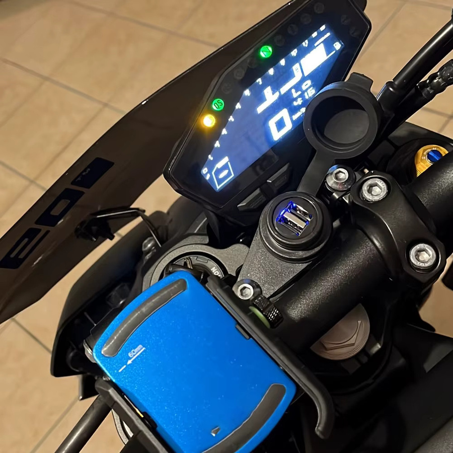 Dual USB Ladegerät Steckdose Adapter für Yamaha XSR700 XSR900 ABS in Schwarz - Bild 2