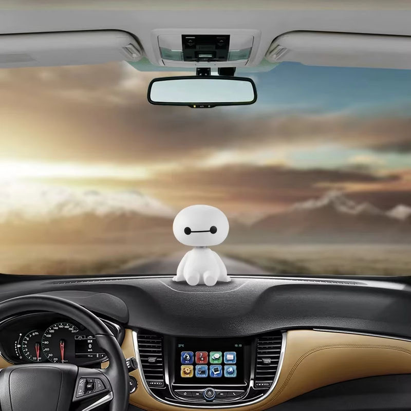Baymax Roboter Figur aus Kunststoff als Auto Ornament für die Innenraumdekoration in Weiß - Bild 2