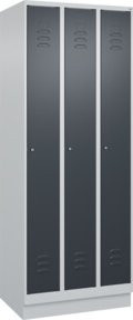 C+P Spind Classic PLUS Garderobenschrank mit 3 Abteilen, Sockel, Zylinderschloss und 3 Garderobenhaken, Grau/Anthrazit, B/T/H: 75 x 50 x 195 cm - Bild 1