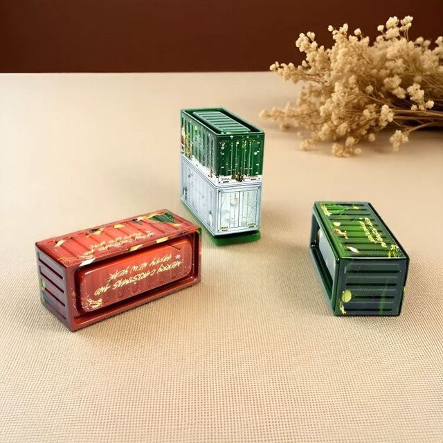 Rote Weihnachtsdose aus Zinn im Vintage-Stil als langlebige Aufbewahrungsbox für deine Büroorganisation - Bild 1