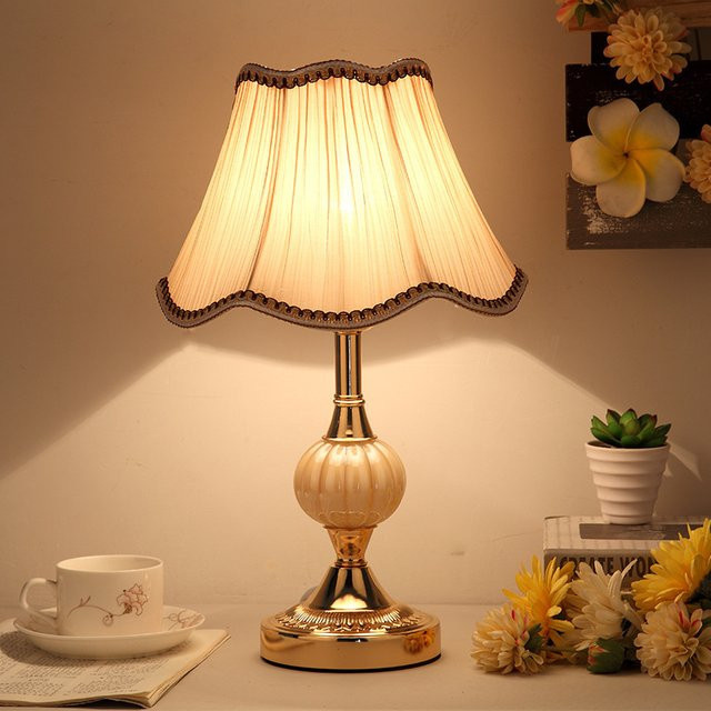 Ynhaw Tischlampe im modernen Retro-Design aus Glas, Eisen und Stoff in Gold/Messing mit weißem Schirm - Bild 1