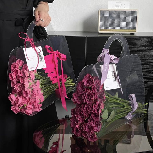 Transparente Geschenktüte aus Kunststoff für Blumensträuße und Geschenke zu Anlässen wie Valentinstag oder Partys - Bild 1