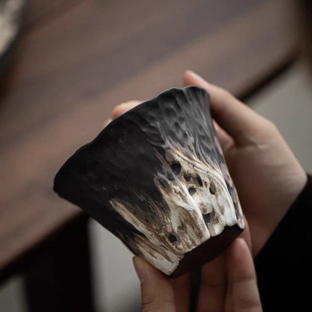 Handgemachte Keramik Tee-Schüssel mit Deckel im Wabi Sabi Stil, Lotus-Prägung, Schwarz, 200 ml - Bild 1