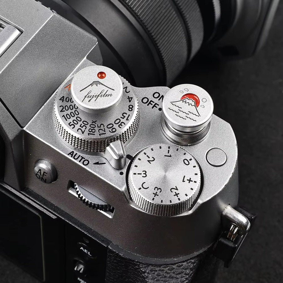 Fujifilm Blitzschuhabdeckung und Auslöseknopf aus Aluminiumlegierung in Silber als Staubschutz Kamerazubehör für XS20, XT50, X100VI, XT4, XT5 und XT20 - Bild 3