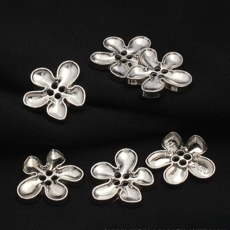 10 Stück glänzende silberne Blumenknöpfe aus Metall für Damen-Cardigans, Jacken und Anzüge als DIY-Nähzubehör - Bild 2