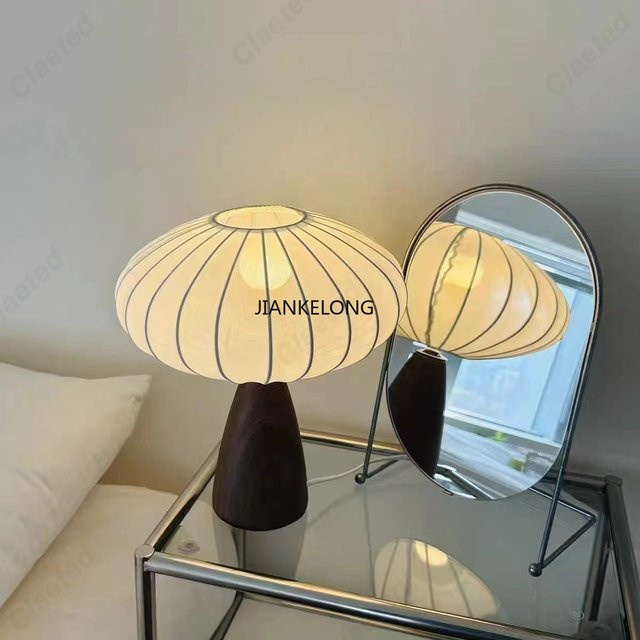 JIANKEXING Nordische Schreibtischlampe aus Stoff und Holz, dimmbare Nachtleuchte im Retro-Design für das Schlafzimmer, Warmweiß, B/T/H: 28,0 x 32,0 x 10,0 cm - Bild 1