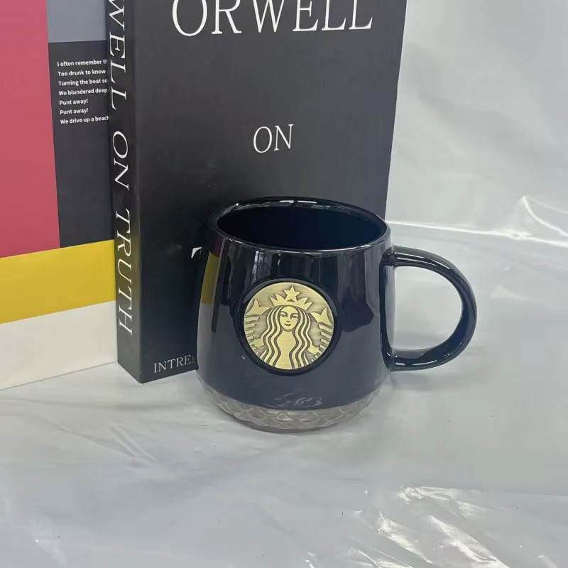 Starbucks Kaffeetasse aus Keramik in Schwarz mit Gold-Sirenen-Abzeichen und Skalenmuster, 355 ml - Bild 2