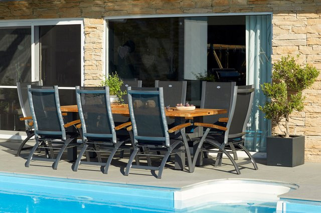 Hartman Garten-Essgruppe Yasmani / Primo in xerix/natur aus Alu, Teakholz und Glaskeramik mit 8 Klappstühlen und Teak-Armlehnen, Tisch B: 220-280 cm, B: 100 cm - Bild 1