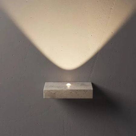 Moderne LED-Wandleuchte aus gelbem Travertin-Stein in Beige im minimalistischen Wabi-Sabi-Design für Schlafzimmer und Hotels