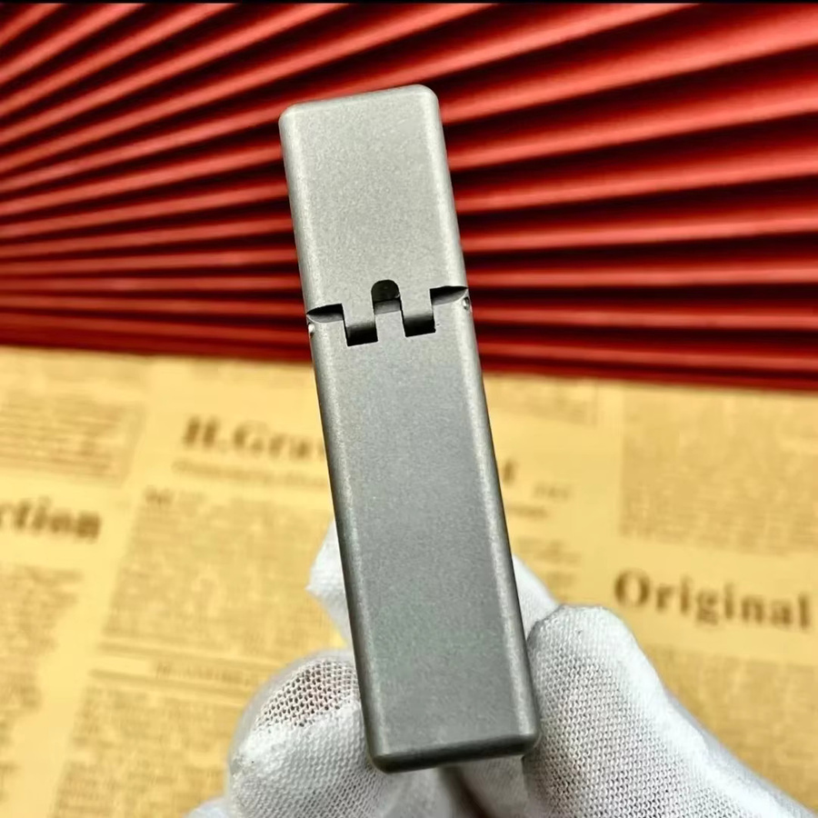 Zorro Kerosinfeuerzeug aus Titanlegierung in Silber mit schmalem Design und quadratischem Kopf - Bild 2