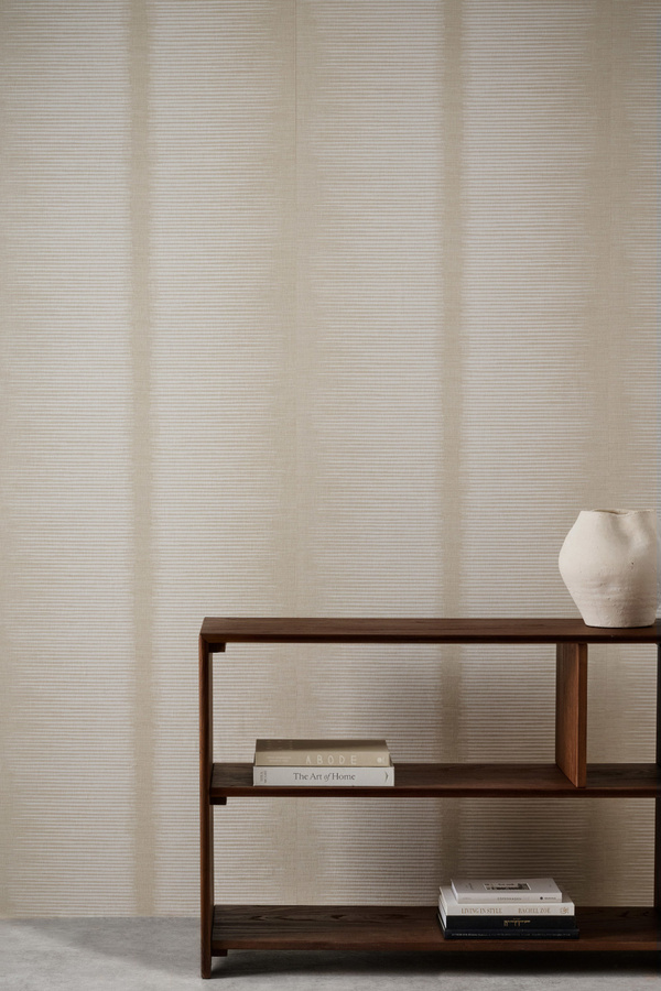 Harlequin Tapete Chaco in Porcelain Beige mit abstraktem Streifenmuster, modern und vorgestrichen aus Vinyl in Satinmatt - Bild 2