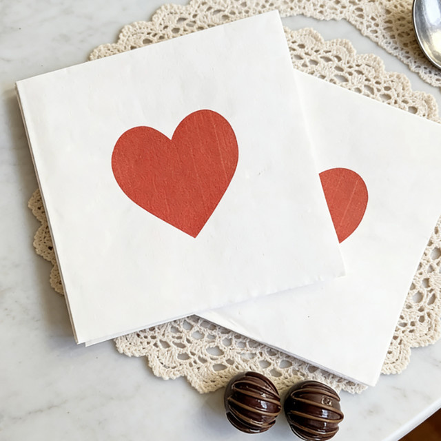 20 Stück Herzservietten aus Papier in Weiß für Hochzeit, Valentinstag und Tischdekoration - Bild 1