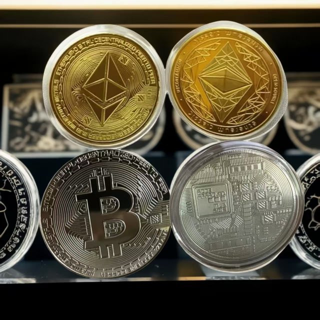 Vergoldete Ethereum und Bitcoin Gedenkmedaille aus Metall als dekoratives Sammlerstück für dein Home Office - Bild 1